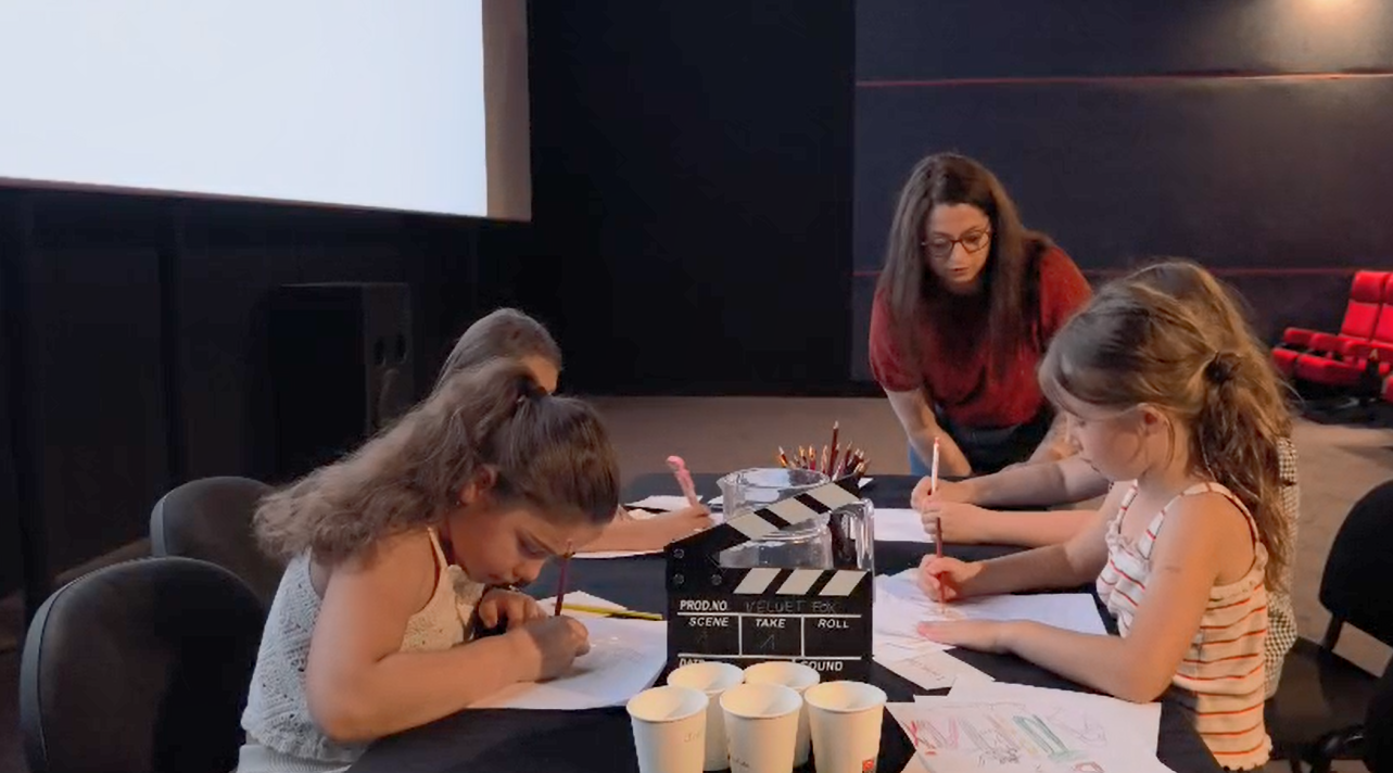 Marlène accompagne des enfants pendant un atelier Velvet Fox au cinéma